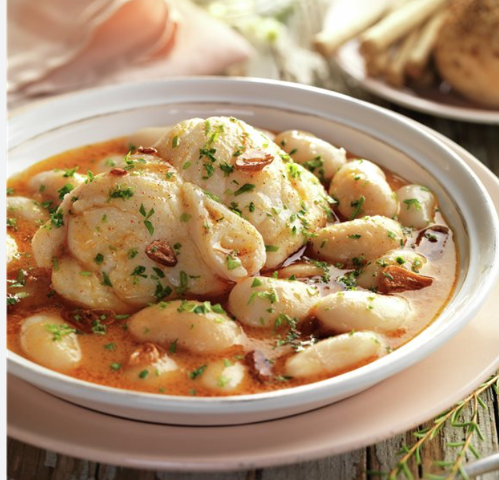 Ensalada de pepino, tomate y aguacate con judiones con rape.